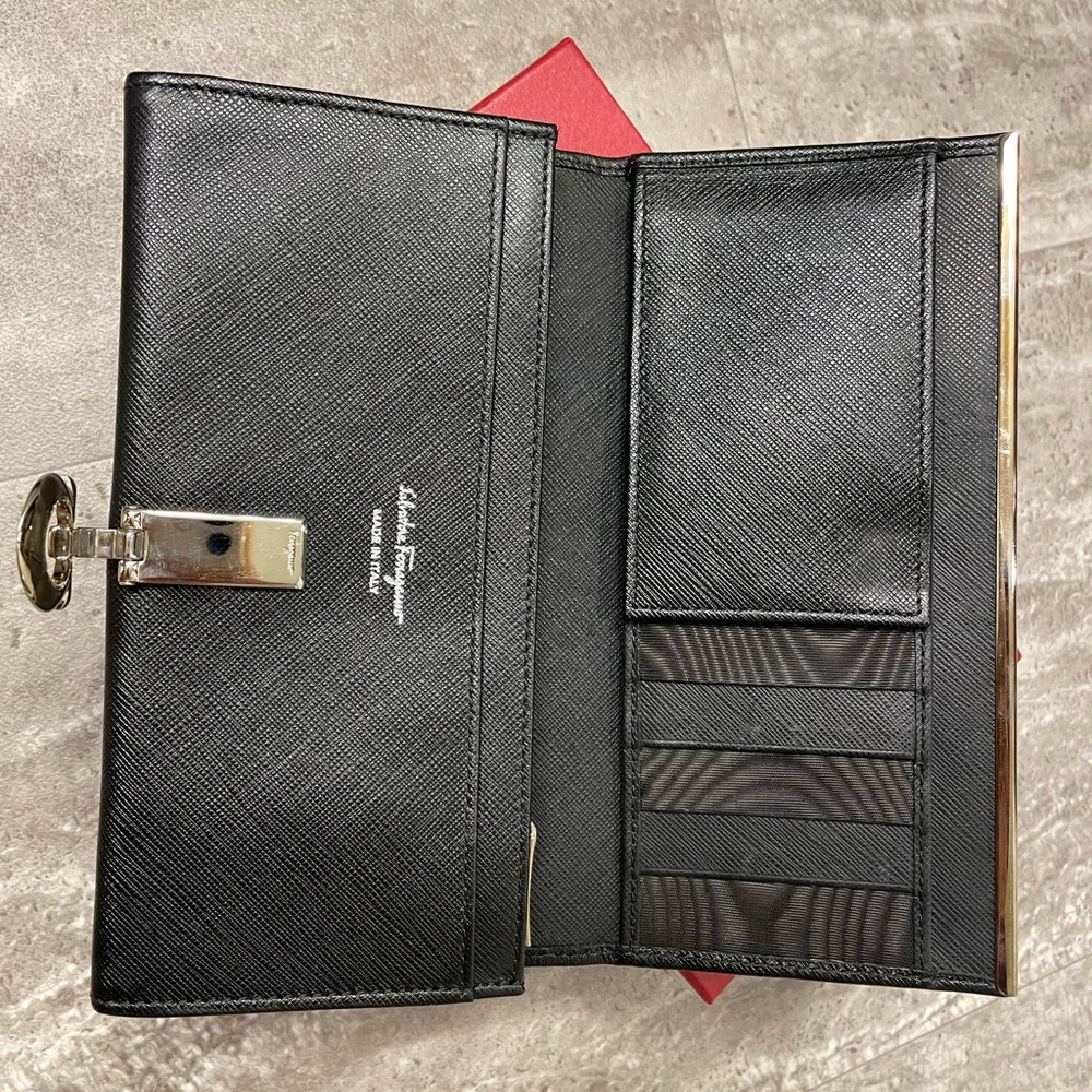 100% Authentic Salvatore Ferragamo Black Wallet - Picture 7 of 12
